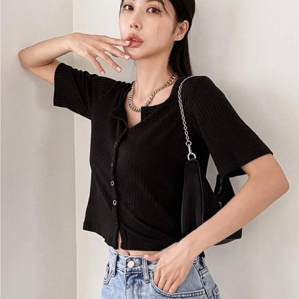 Black solid ribbed knit crop tee